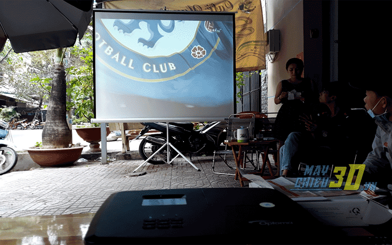 Máy chiếu Optoma PS368 xem bóng đá cho quán cafe