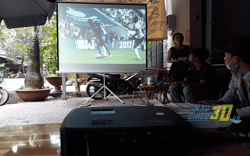 Máy chiếu Optoma PS368 xem bóng đá K+ cho quán cà phê