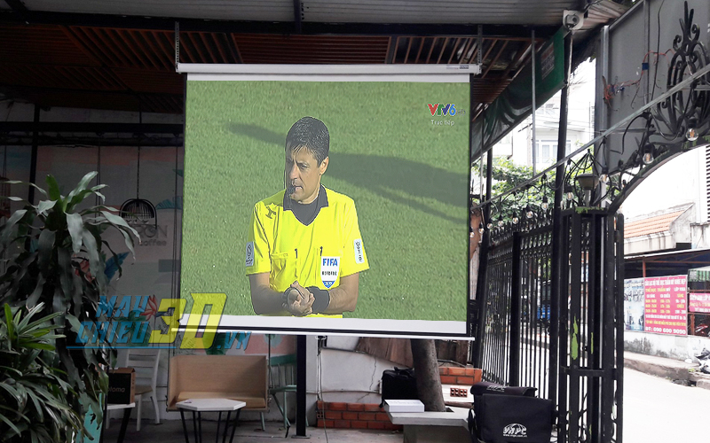 Máy chiếu xem bóng đá độ sáng cao cho quán cafe sân vườn